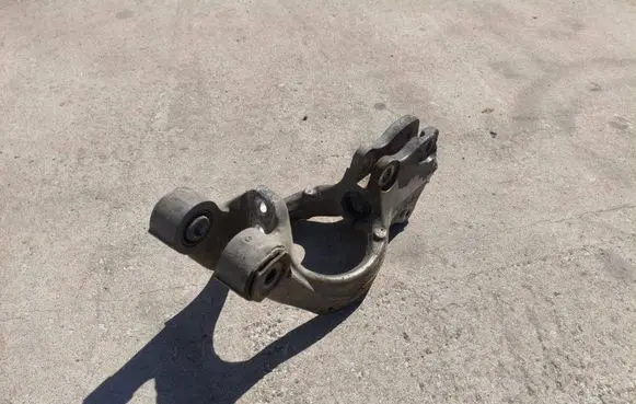 Opel Insignia A Front wheel hub spindle knuckle 23189142