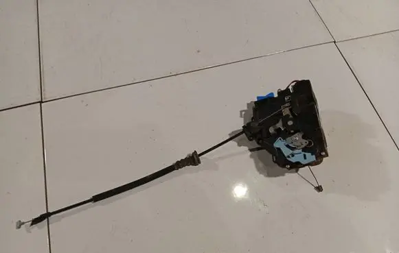 Skoda Octavia Mk2 (1Z) Front door lock 3D1837015AB