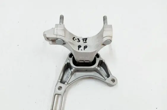 Engine mount vacuum valve