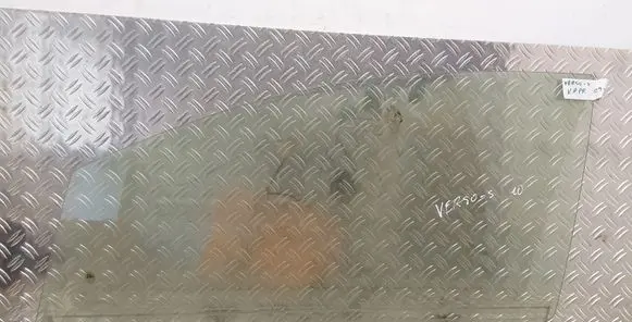 Toyota Verso-S Front door window glass four-door 43R00033