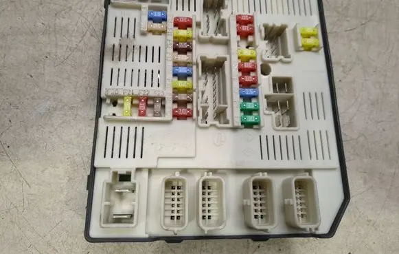 Renault Scenic III - Grand scenic III Fuse module 284B60008R 8220099683