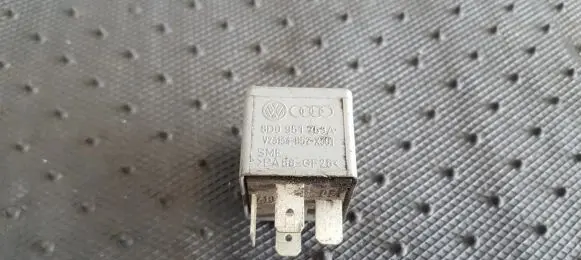 Volkswagen PASSAT B5 Other relay 8D0951253A V23134-B52-X301