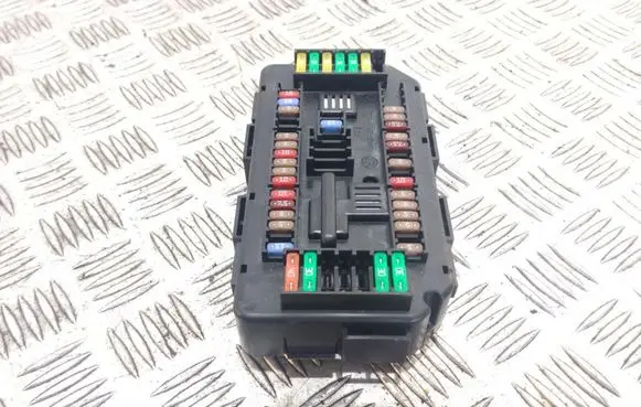 BMW 4 F32 F33 Fuse module 9389068