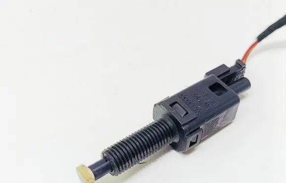 Volkswagen PASSAT B5 Brake pedal sensor switch 811907343B