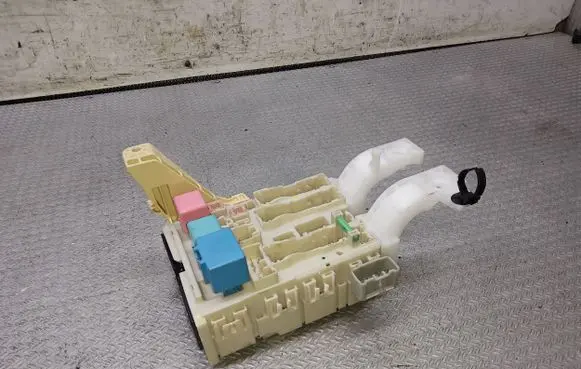 Toyota Yaris Fuse module 827300D260