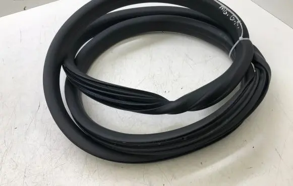 Rear door rubber seal (on body)