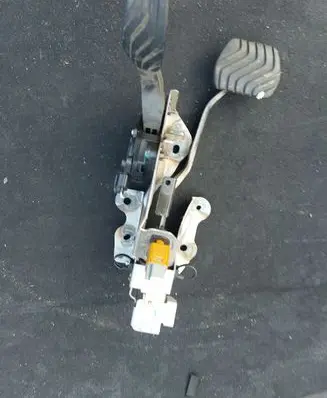 Nissan X-Trail T32 Accelerator throttle pedal 18002DF30B