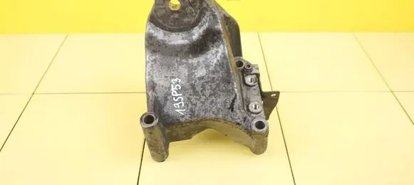 Volkswagen Touareg I Engine mounting bracket 070199308B BPE