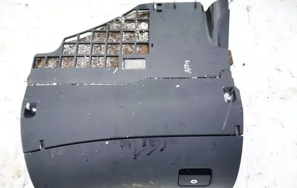 Glove box