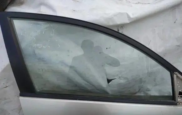 Mazda 3 I Front door window glass four-door