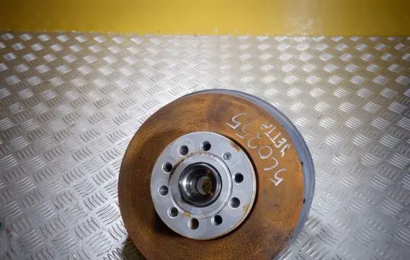 Volkswagen Jetta VI Front wheel hub spindle knuckle 5C0256