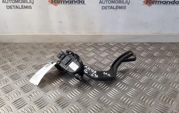 Accelerator throttle pedal