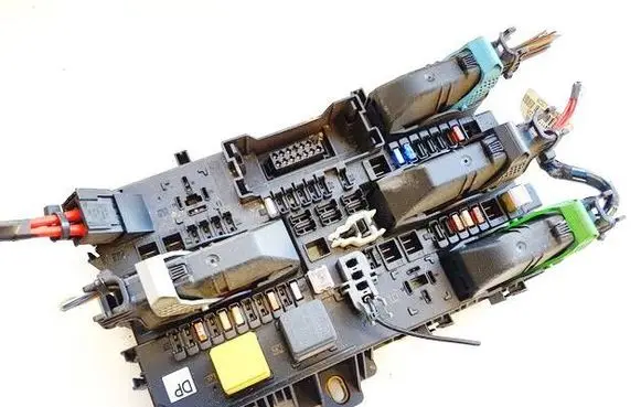 Opel Astra H Fuse box set 13181278
