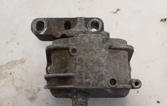 Engine mount bracket