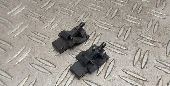 Toyota Avensis T270 Windshield washer spray nozzle 