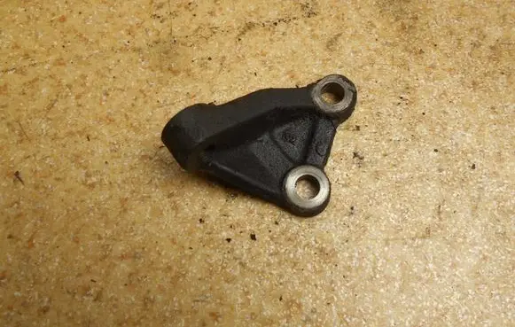 Toyota Land Cruiser (J100) Engine mounting bracket 