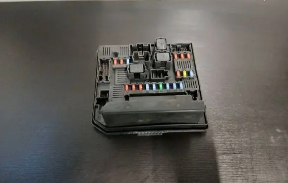 Nissan Qashqai Fuse module 284B7JD000 519228043 3288211960