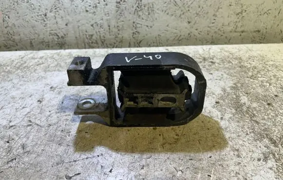 Volvo V40 Engine mount bracket