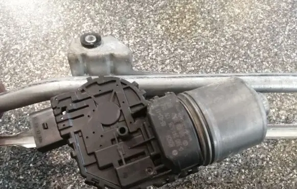 Volkswagen PASSAT B5.5 Wiper motor 3B1955113D 0390241528