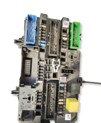 Opel Corsa D Fuse module 13222173