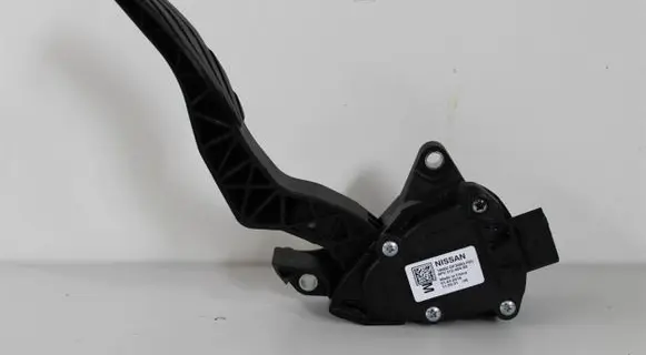 Nissan X-Trail T32 Accelerator throttle pedal 18002DF30B