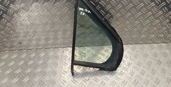 Toyota Yaris Front door vent window glass four-door 