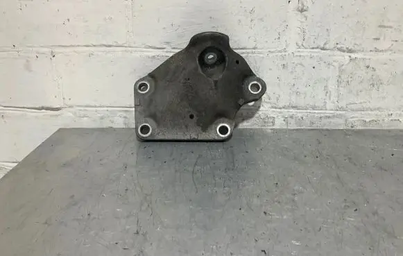 BMW 5 E60 E61 Engine mounting bracket 6776669 7468110