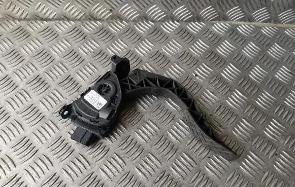 Accelerator throttle pedal