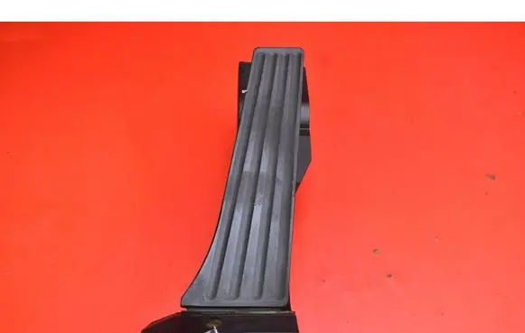 Accelerator throttle pedal