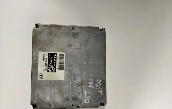 Toyota Avensis T250 Engine control unit/module 8966105821 1758008332 MB1758008332