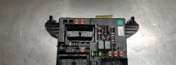 Opel Insignia A Fuse module 13277319