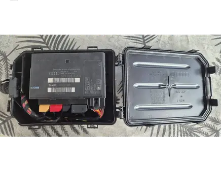 Audi A4 S4 B6 8E 8H Central body control module SRD13399
