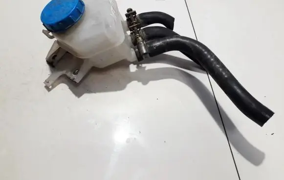 Nissan Almera Tino Brake fluid reservoir 