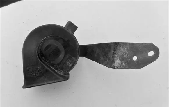 Audi A6 S6 C5 4B Horn signal 4B0951223A
