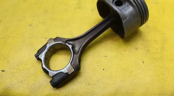 Toyota Yaris Piston with connecting rod 24546E