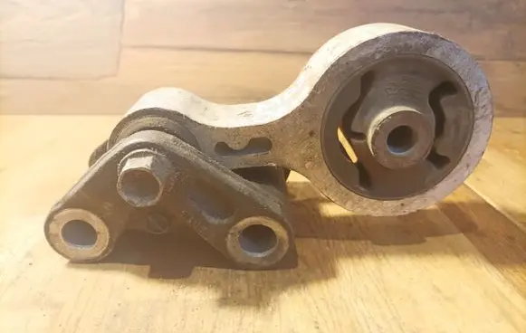 Mazda 6 Engine mount bracket