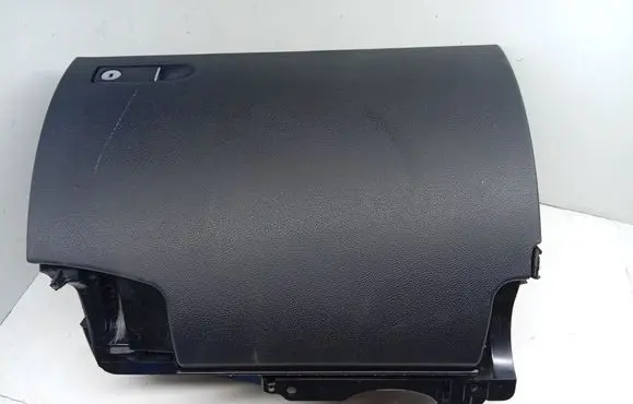 Mercedes-Benz C W204 Glove box