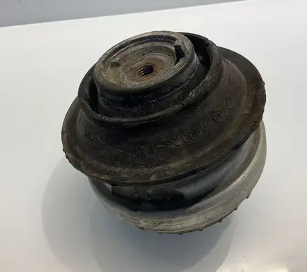 Mercedes-Benz E W211 Engine mount bracket