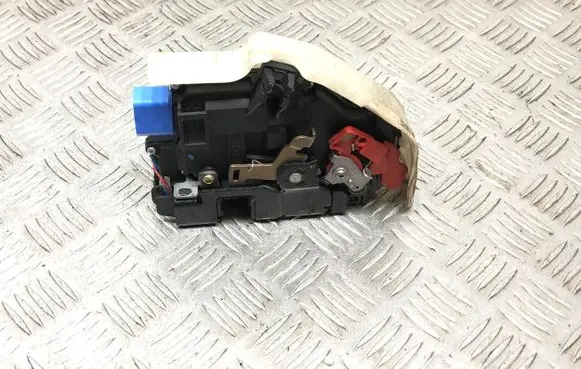 Volkswagen Jetta V Front door lock