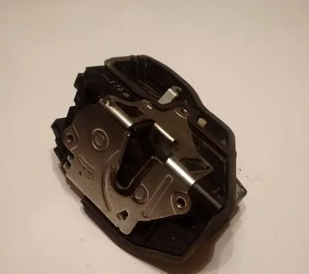 BMW X3 E83 Front door lock 7036170