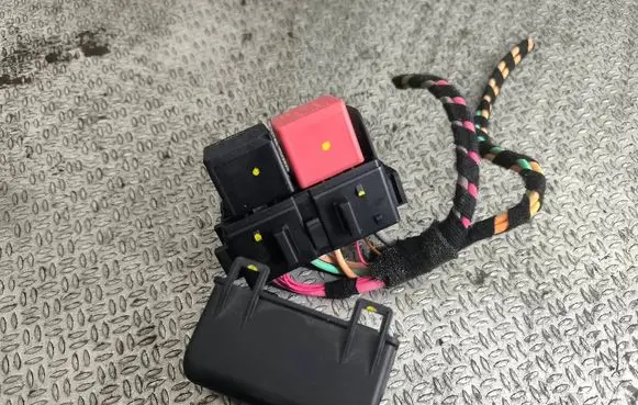Renault Laguna III Relay mounting block 8200222930 0302000