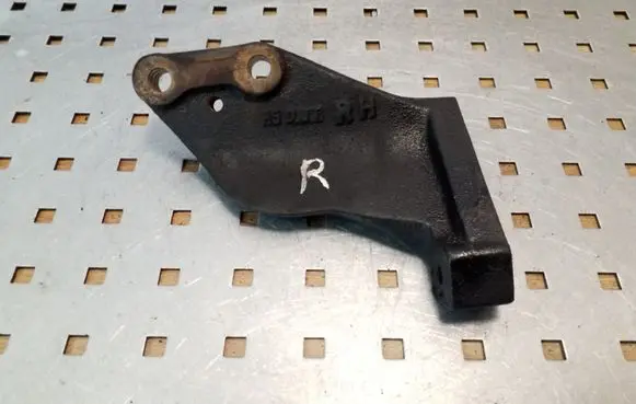 Hyundai Terracan Engine mounting bracket