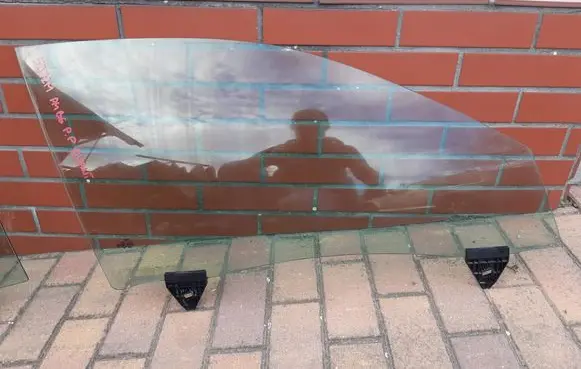 Audi A4 S4 B6 8E 8H Front door window glass four-door 8E0845232