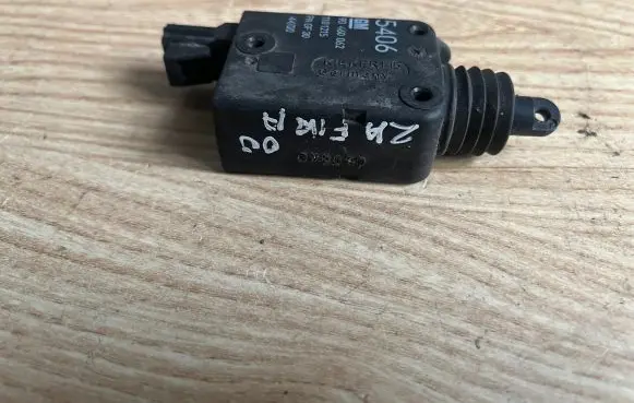 Opel Zafira A Central locking motor 90460062