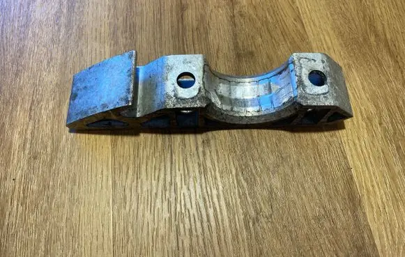 Volkswagen Touareg II Sway bar bush bracket, front 7L0411063B 001023377 AW6082