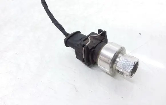 Volvo XC70 Air conditioning (A/C) pressure sensor 30661949