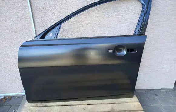 Jaguar XE Front door T4N2633