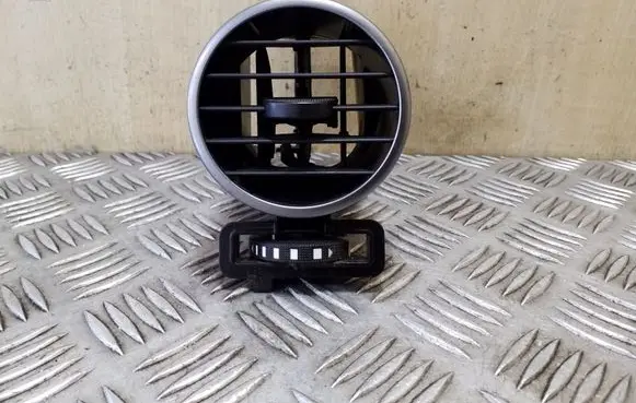 Land Rover Discovery 3 - LR3 Dash center air vent grill JBD500150XXX