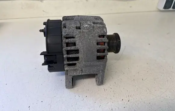 Renault Master III Generator/alternator 8200854119 2606190A 214011432