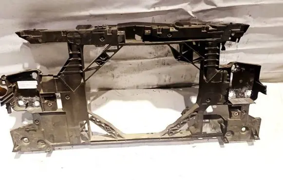 Renault Megane III Radiator support slam panel